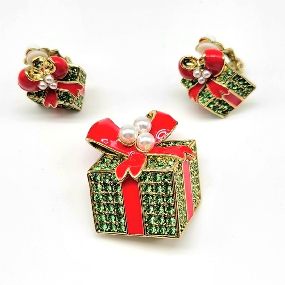 Heidi Daus Gift Shaped Pin and Clip On Earrings Set w/ Swarovski Crystal + Pearl - Picture 4 of 11